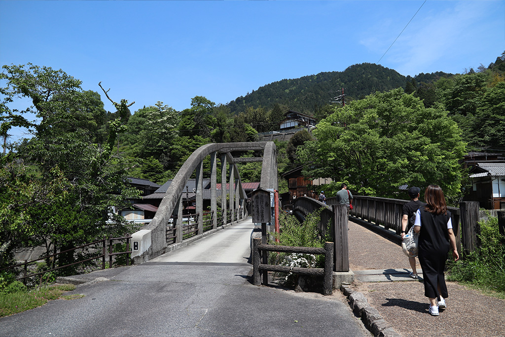 妻籠宿・尾又橋 駐車場から妻籠宿へはこの尾又橋を渡っていく