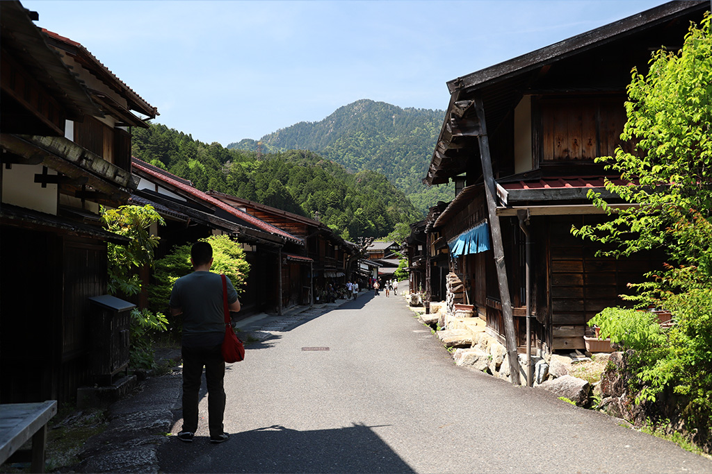 妻籠宿・京側入り口付近 妻籠宿は木曽川の支流・蘭川に沿っている